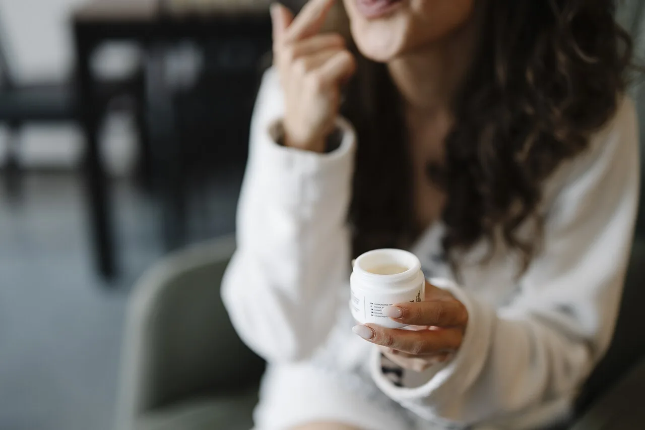 女性穿著浴袍進行日常護膚程序